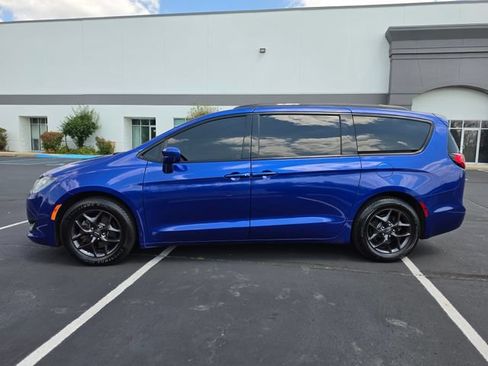 Used 2018 Chrysler Pacifica Touring-L Plus w/ S Appearance Package FWD image 12