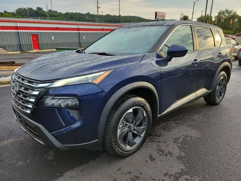 Used 2024 Nissan Rogue SV AWD/4WD image 3