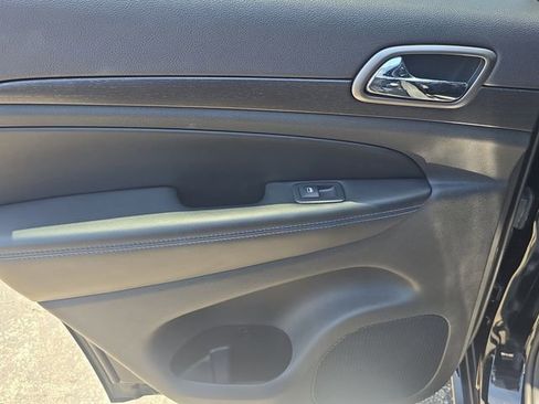 Used 2018 Jeep Grand Cherokee Laredo AWD/4WD image 10