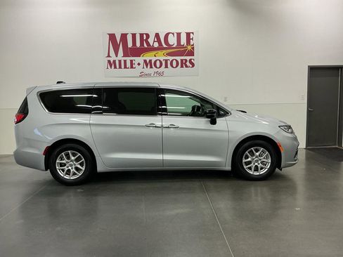 Used 2024 Chrysler Pacifica Touring-L FWD image 6