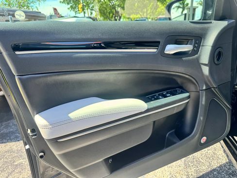 Used 2018 Chrysler 300 S w/ 300S Premium Group RWD image 29