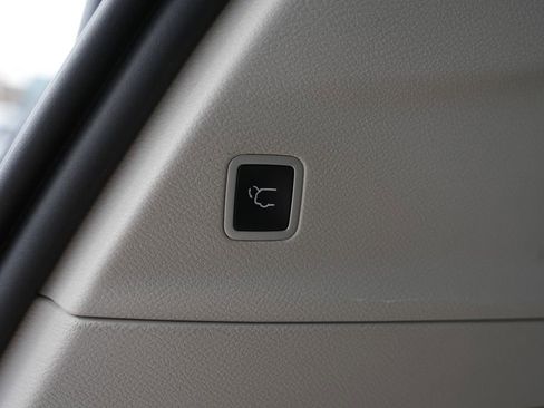 Used 2021 Chrysler Pacifica Touring image 18