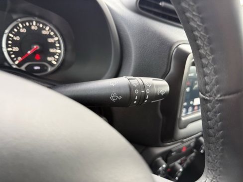 Used 2019 Jeep Renegade Latitude image 24