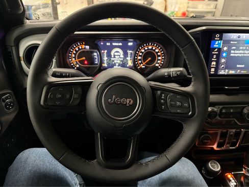 Used 2026 Jeep Gladiator Sport AWD/4WD image 11
