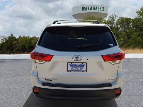 Used 2019 Toyota Highlander XLE image 4