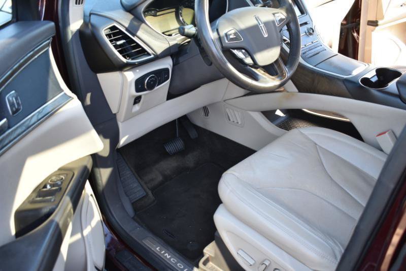 Used 2017 Lincoln MKX Reserve w/ Cargo Accessories Package FWD image 18