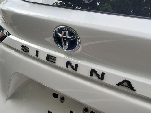 Used 2021 Toyota Sienna LE w/ LE Plus Package FWD image 7