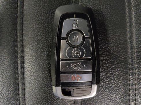 Used 2017 Ford Fusion SE w/ Fusion SE Technology Package image 32