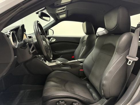 Used 2019 Nissan 370Z Touring Sport RWD image 9