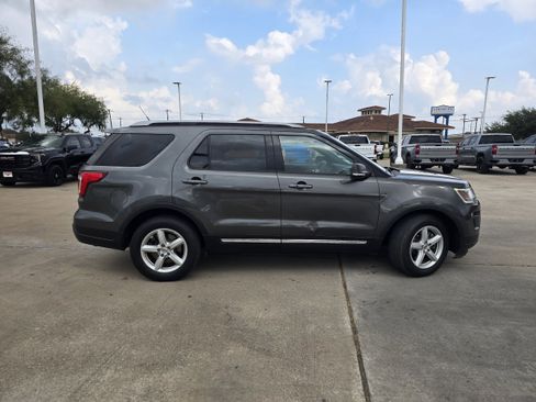 Used 2019 Ford Explorer XLT w/ Equipment Group 201A image 2