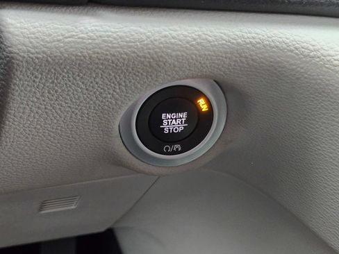 Used 2023 Chrysler Pacifica Touring-L FWD image 20