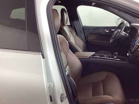 Used 2022 Volvo XC60 B5 Momentum AWD/4WD image 8