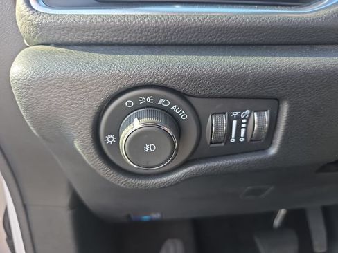 Used 2025 Chrysler Pacifica Limited FWD image 27