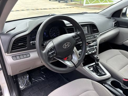 Used 2020 Hyundai Elantra SE FWD image 25