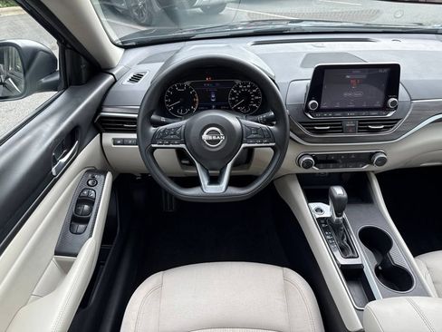 Used 2025 Nissan Altima 2.5 SV FWD image 32