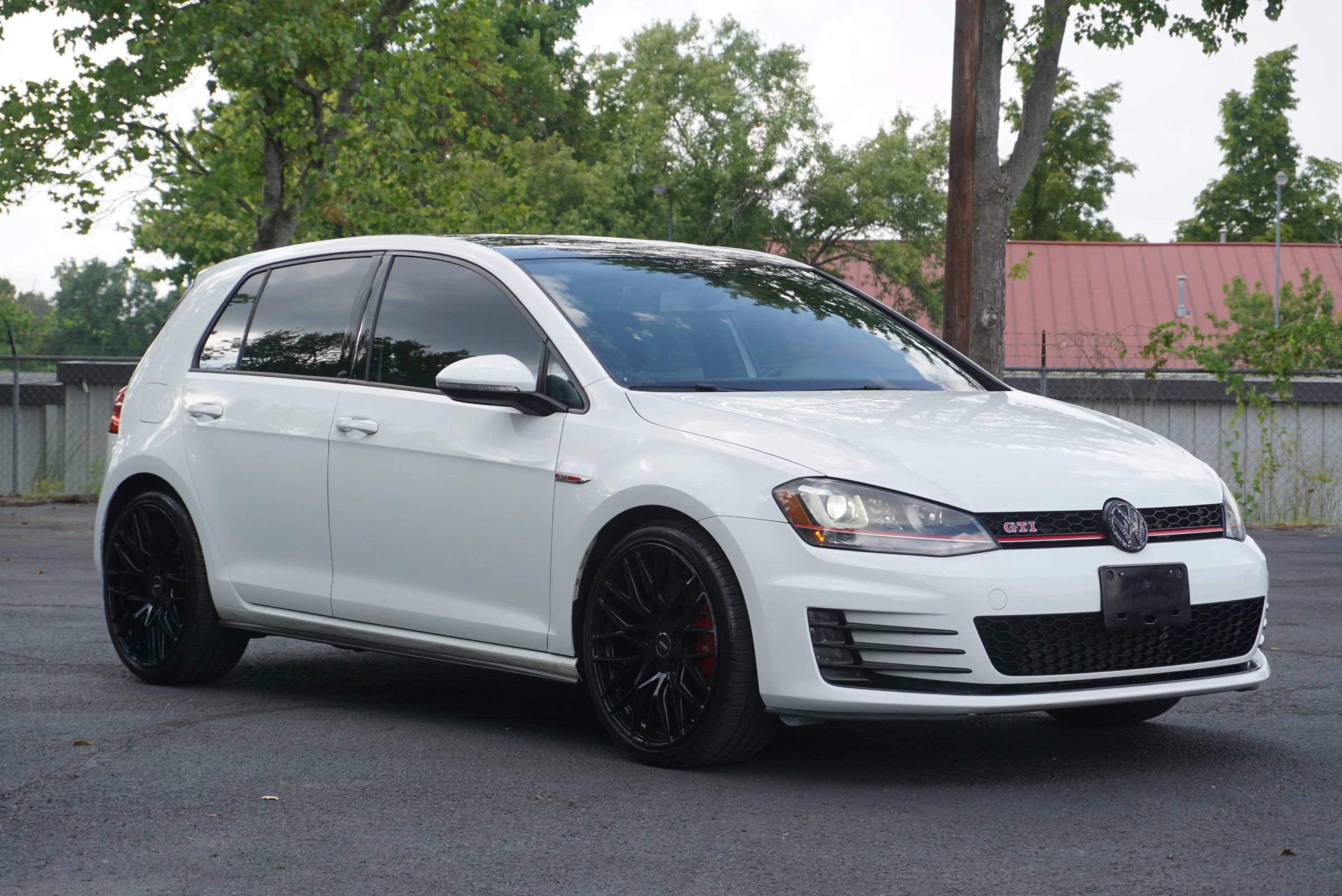 Used 2017 Volkswagen GTI SE FWD image 3