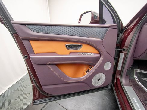 Used 2021 Bentley Bentayga AWD/4WD image 38