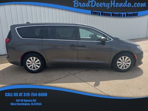 Used 2018 Chrysler Pacifica L FWD image 1