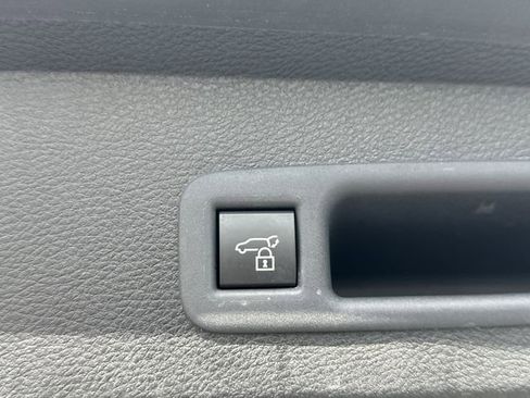 Used 2025 Toyota Sienna Limited FWD image 23