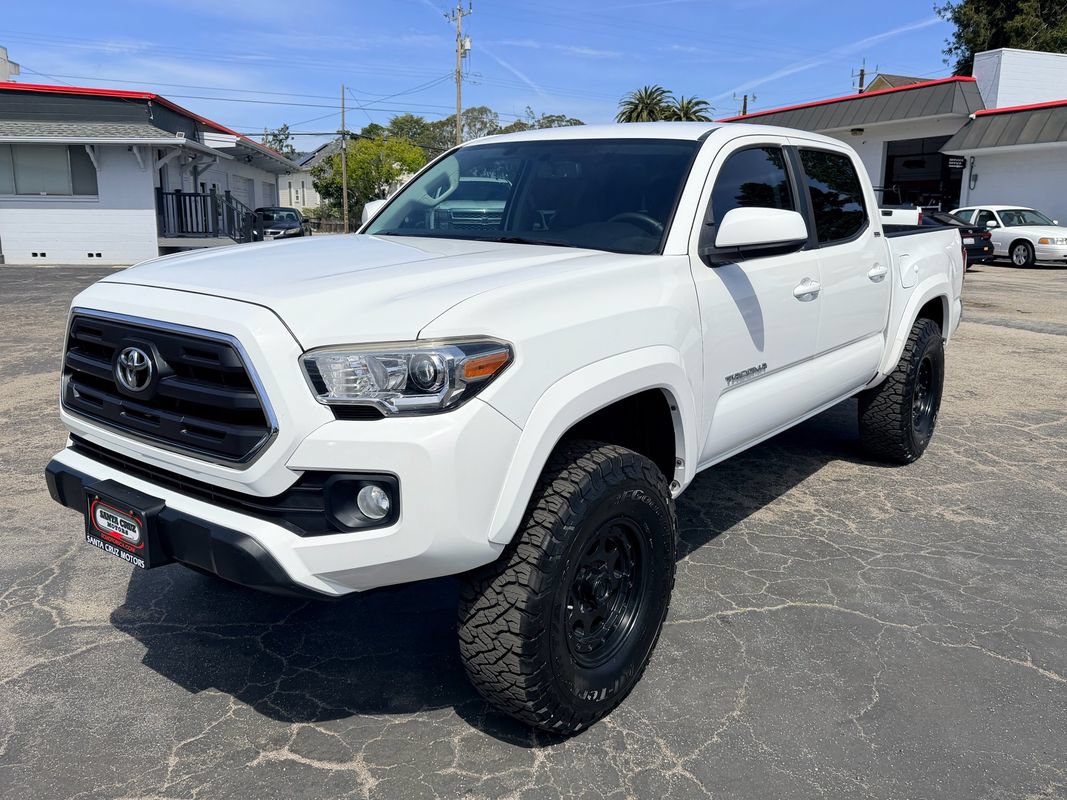 Used 2017 Toyota Tacoma SR5 AWD/4WD image 3