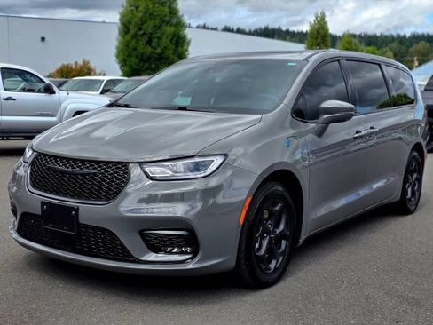 Used 2022 Chrysler Pacifica Limited w/ S Appearance Package FWD image 3