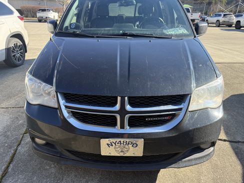 Used 2018 Dodge Grand Caravan SXT image 2