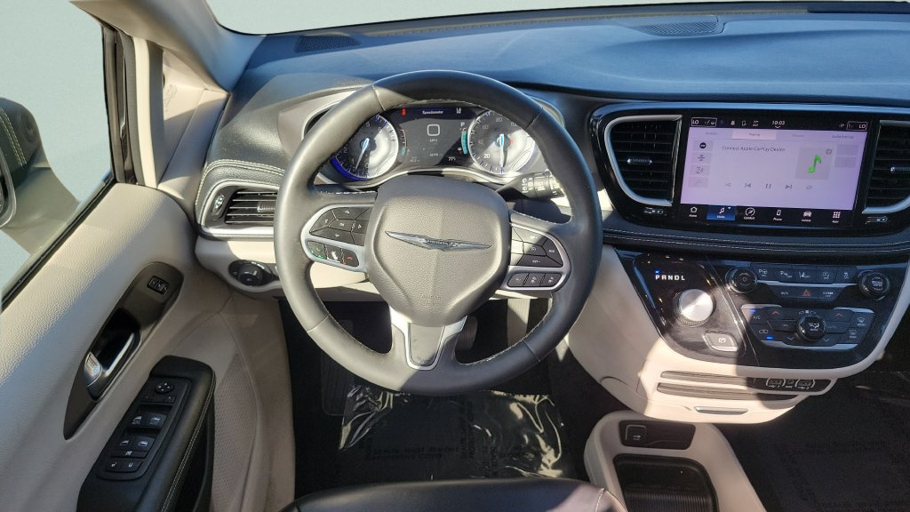 Used 2023 Chrysler Pacifica Touring-L FWD image 12