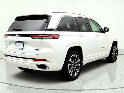 Used 2022 Jeep Grand Cherokee Overland w/ Luxury Tech Group IV AWD/4WD image 5