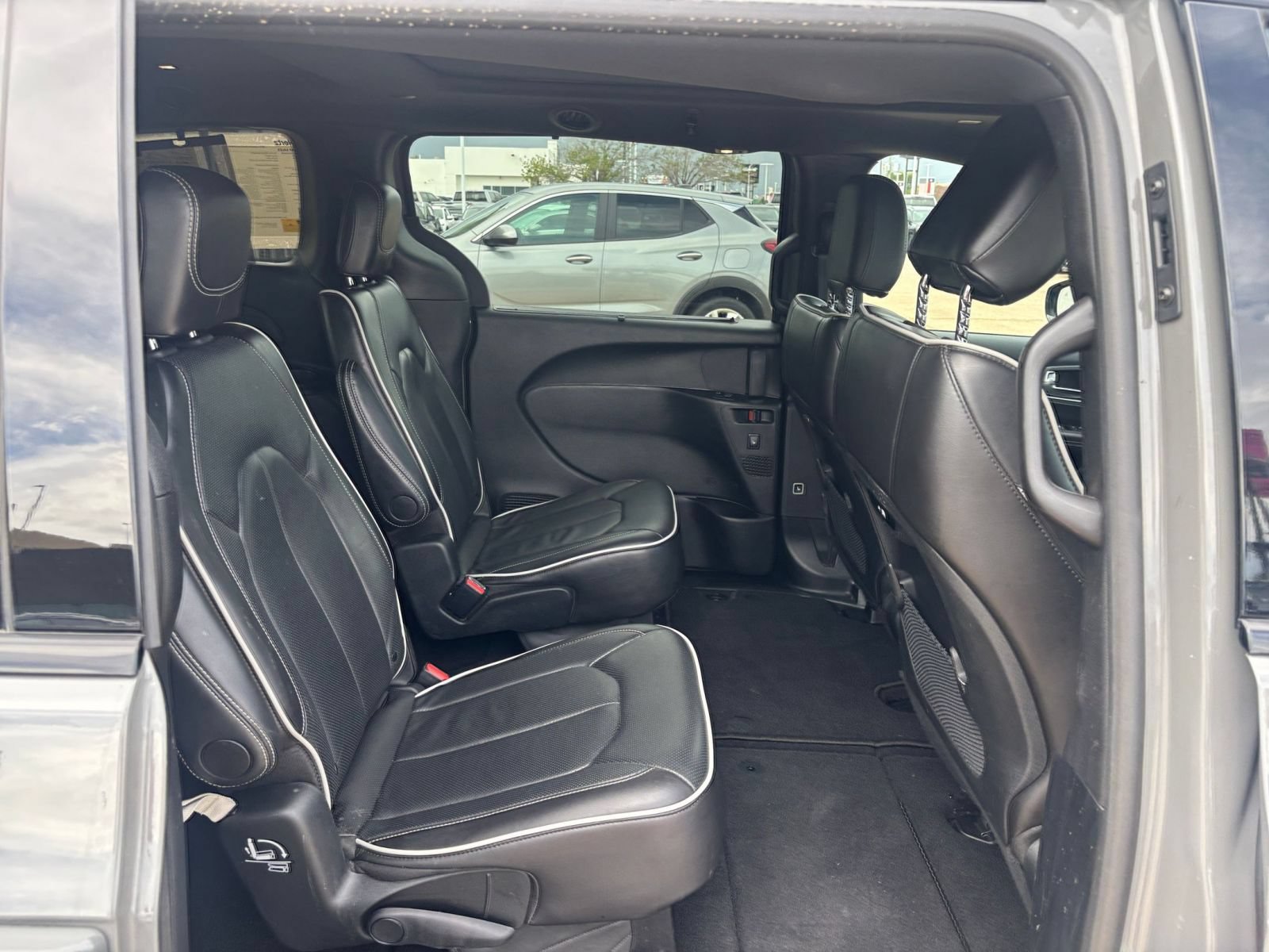 Used 2025 Chrysler Pacifica Limited FWD image 28