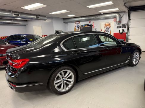 Used 2019 BMW 750i xDrive w/ Executive Package image 9