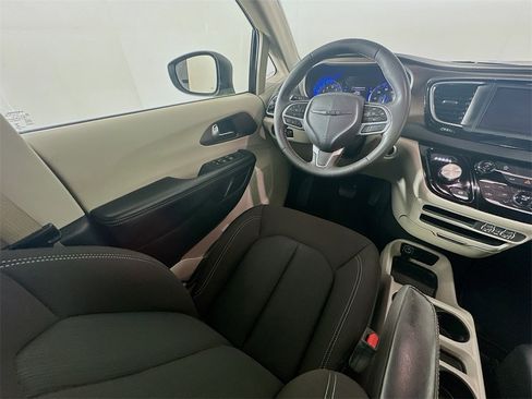Used 2023 Chrysler Voyager LX image 9