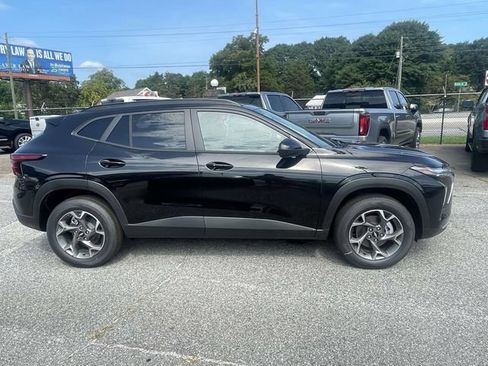 New 2026 Chevrolet Trax LT w/ LT Convenience Package FWD image 2
