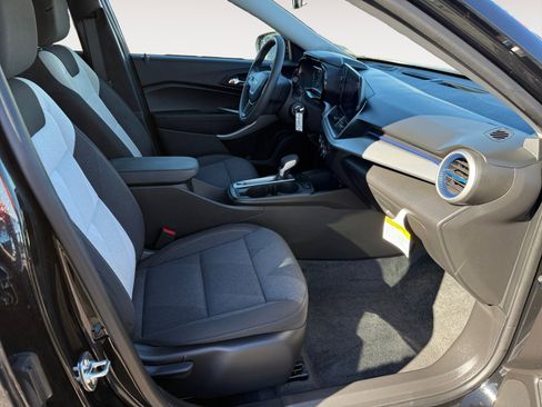 Used 2025 Chevrolet Trax LS w/ LS Convenience Package image 15