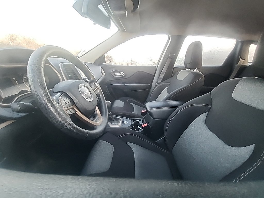 Used 2015 Jeep Cherokee Sport FWD image 4