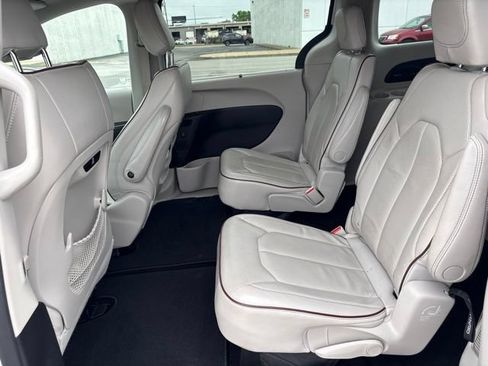 Used 2018 Chrysler Pacifica Limited w/ Tire & Wheel Group FWD image 31