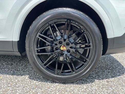 Used 2024 Porsche Cayenne AWD/4WD image 34
