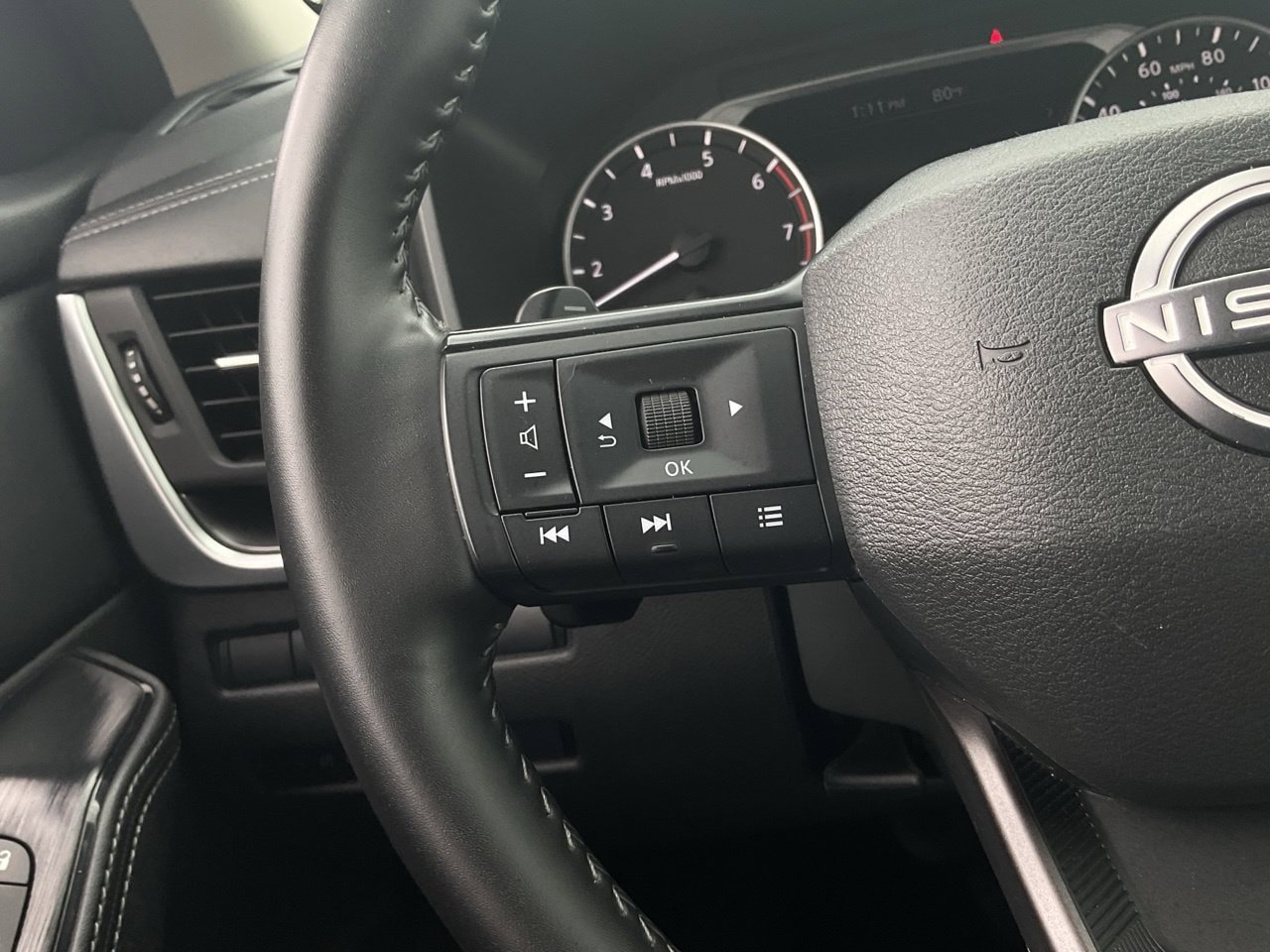 Used 2025 Nissan Rogue SV FWD image 33