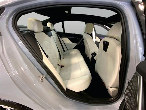 Used 2024 BMW i5 eDrive40i w/ Executive Package RWD image 18
