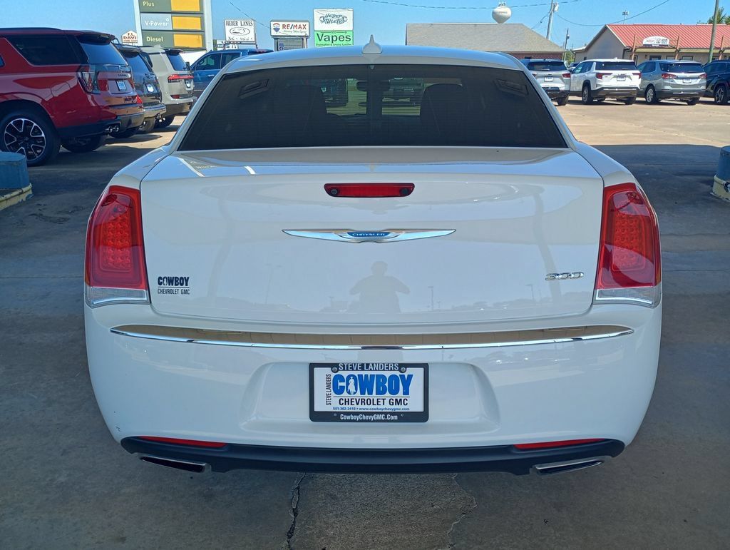Used 2023 Chrysler 300 Touring RWD image 4