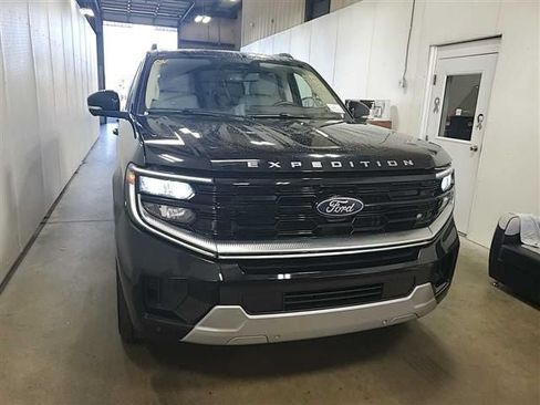 Used 2025 Ford Expedition Platinum w/ Driver's Package AWD/4WD image 3