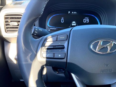 Certified 2025 Hyundai Venue SEL image 23