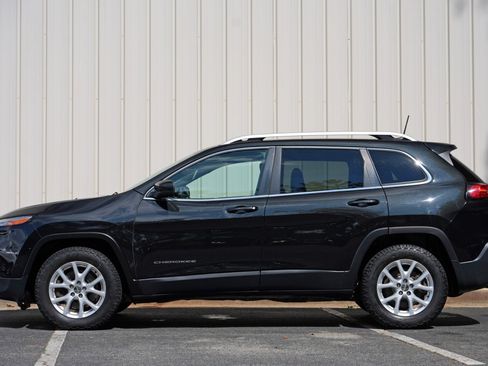 Used 2016 Jeep Cherokee Latitude w/ Cold Weather Group AWD/4WD image 8