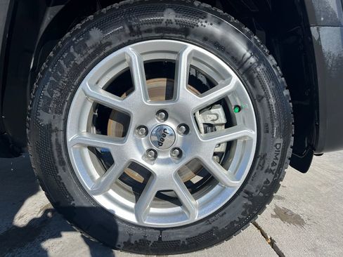 Used 2023 Jeep Renegade Latitude w/ Premium Group image 2