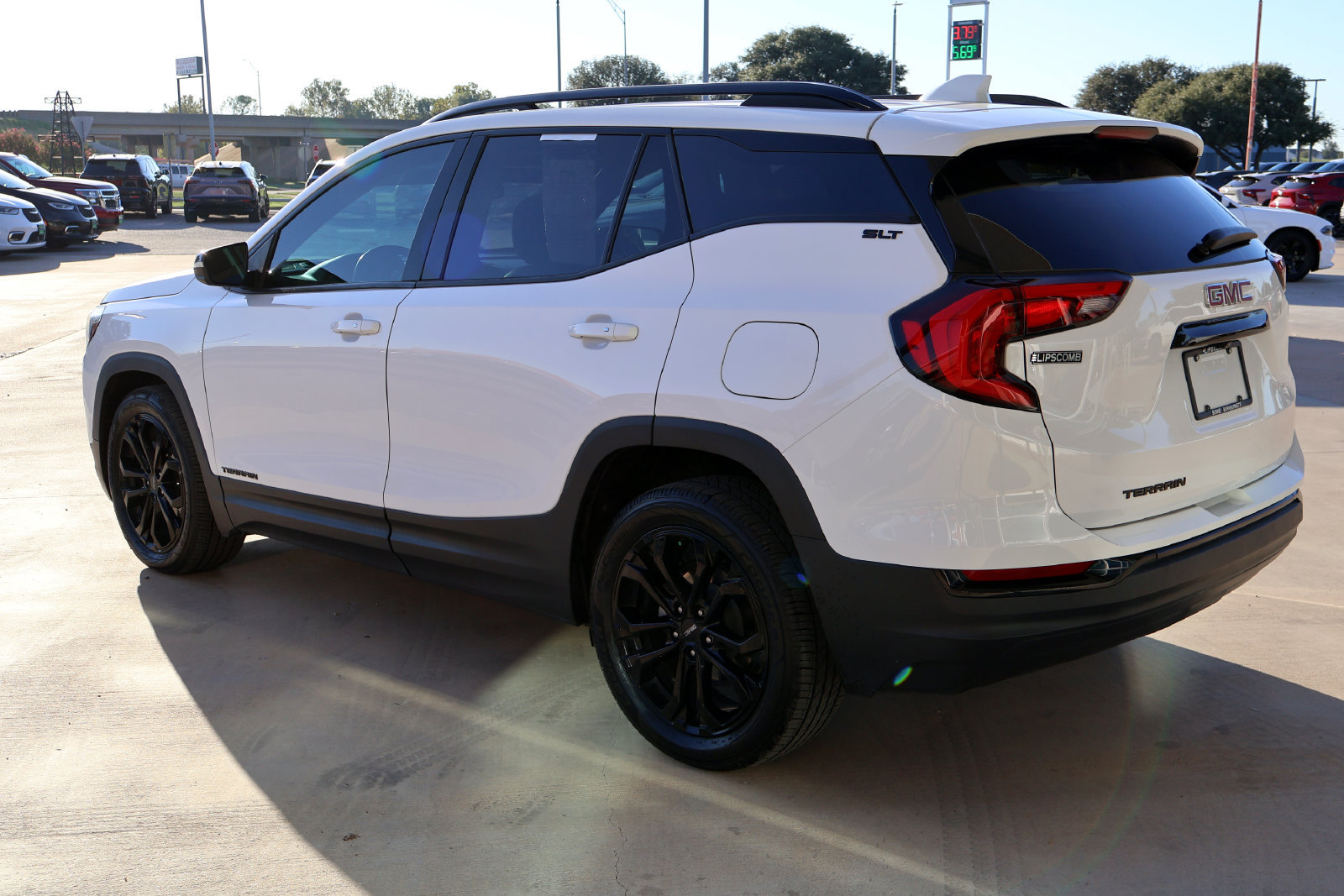 Used 2021 GMC Terrain SLT w/ Elevation Edition FWD image 9
