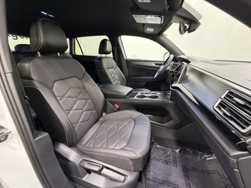 Used 2024 Volkswagen Atlas Cross Sport SE FWD image 28