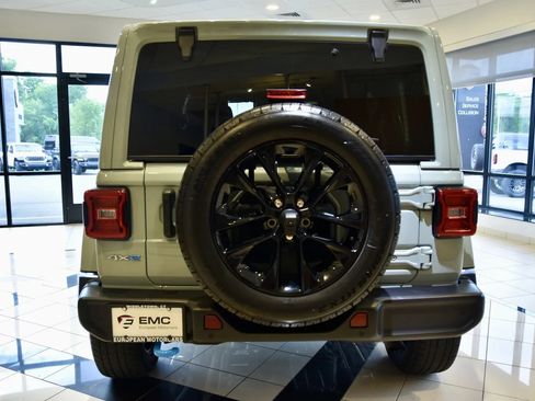 Used 2024 Jeep Wrangler Unlimited Sahara w/ Technology Group AWD/4WD image 4