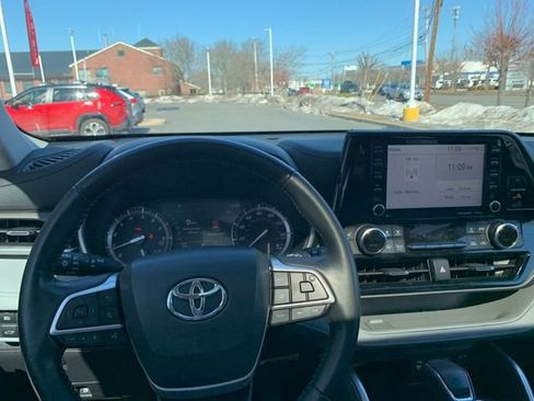 Used 2022 Toyota Highlander XLE AWD/4WD image 17