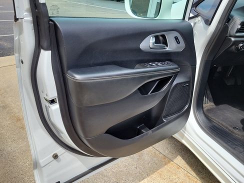 Used 2020 Chrysler Pacifica Limited w/ S Appearance Package FWD image 7