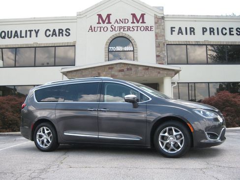 Used 2018 Chrysler Pacifica Limited FWD image 1