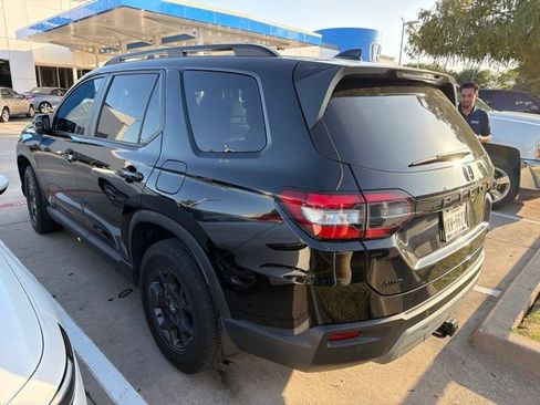 Used 2025 Honda Pilot TrailSport image 2
